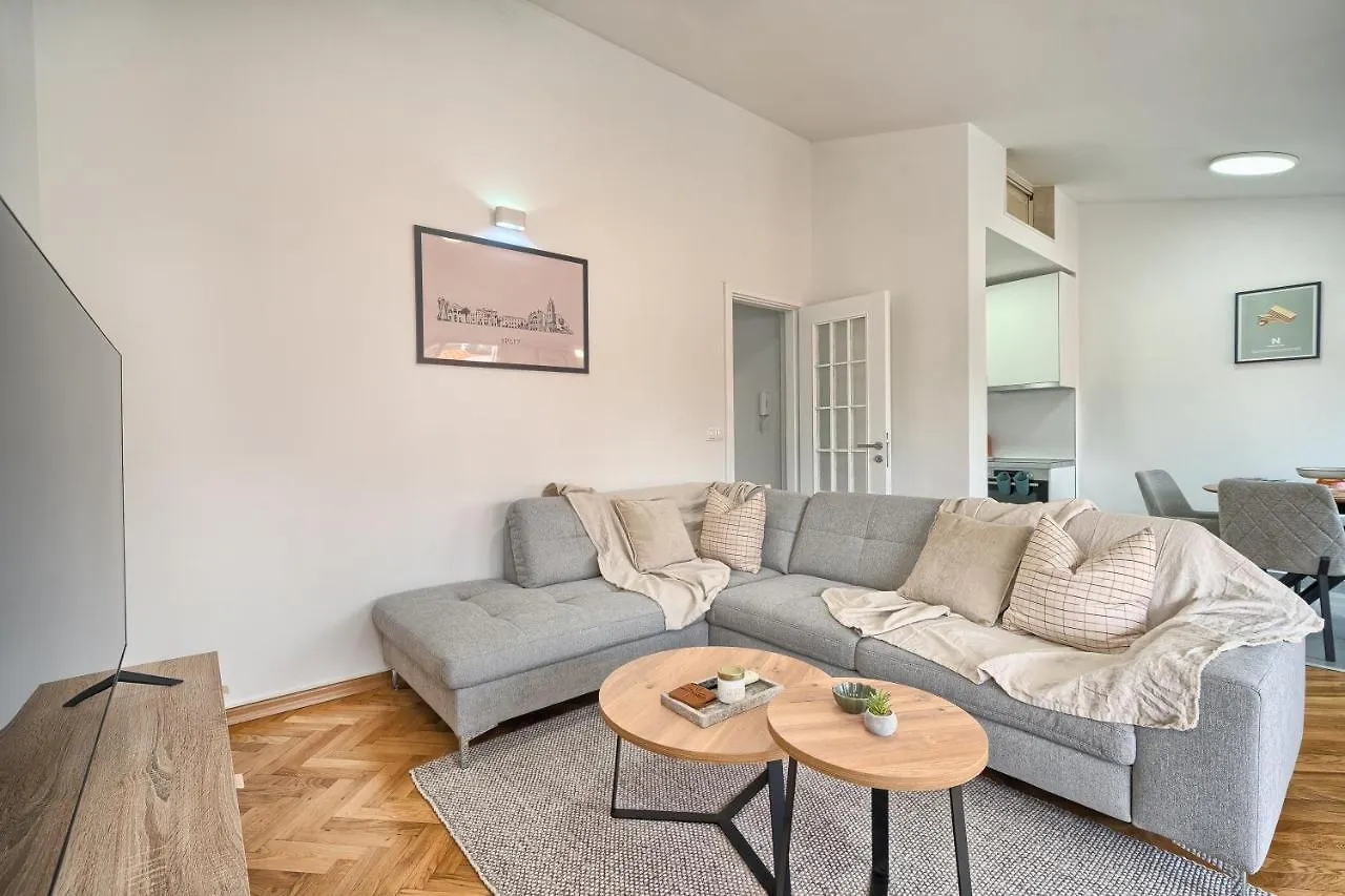 A3 - Luxury Apt W Big Balcony 4 Min Walk To Beach سبليت
